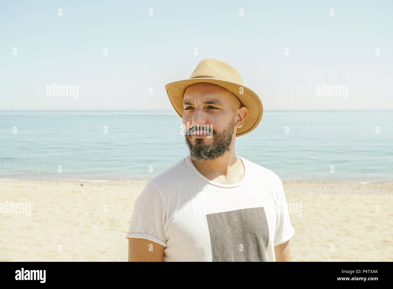 Portrait d'un homme portant un chapeau à la plage Banque D'Images