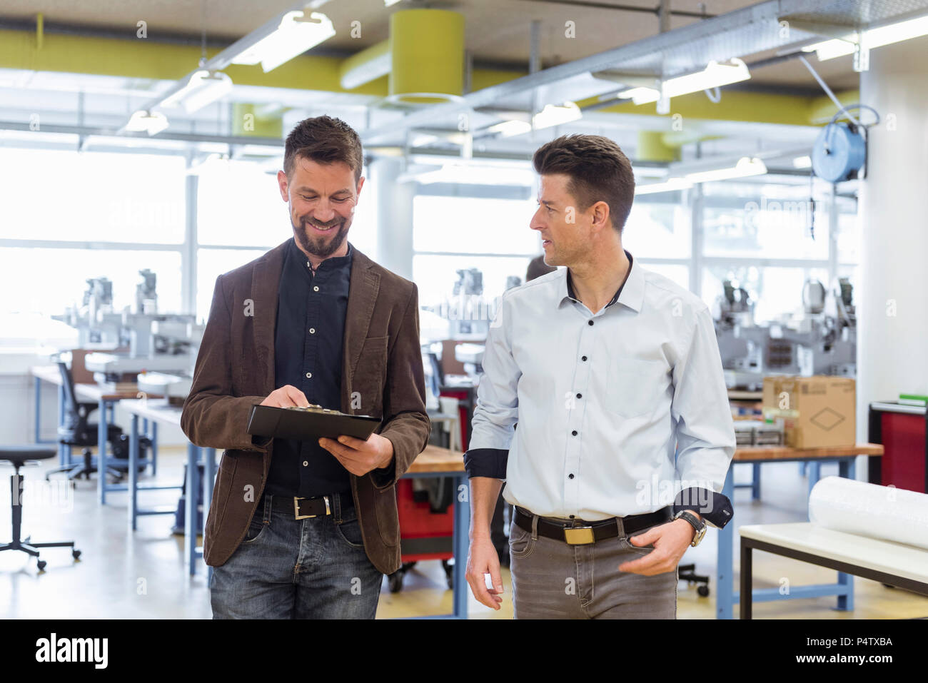 Deux hommes parlant en usine Banque D'Images