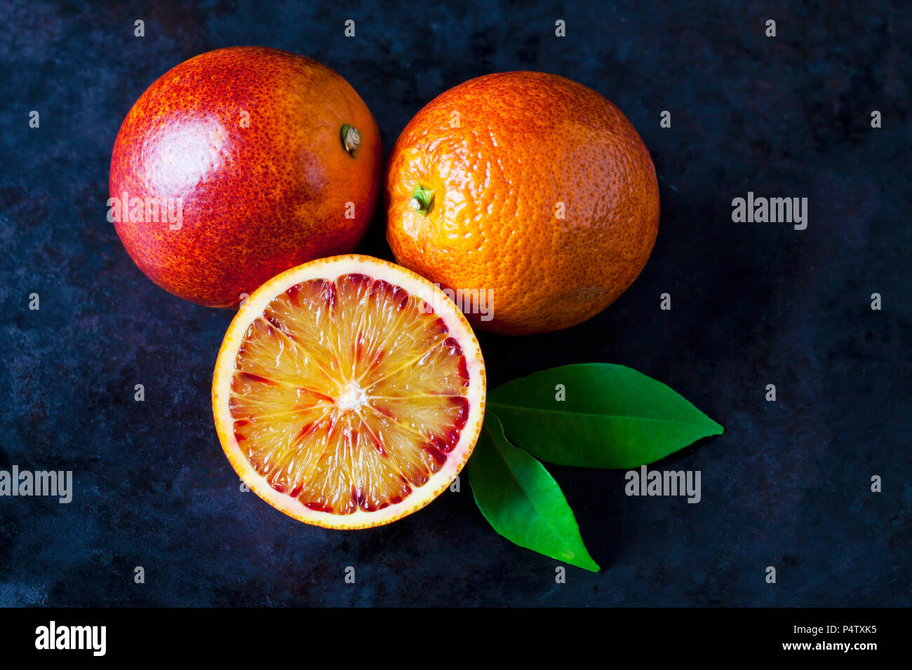 Ensemble de deux et demi sur la masse sombre d'orange sanguine Banque D'Images