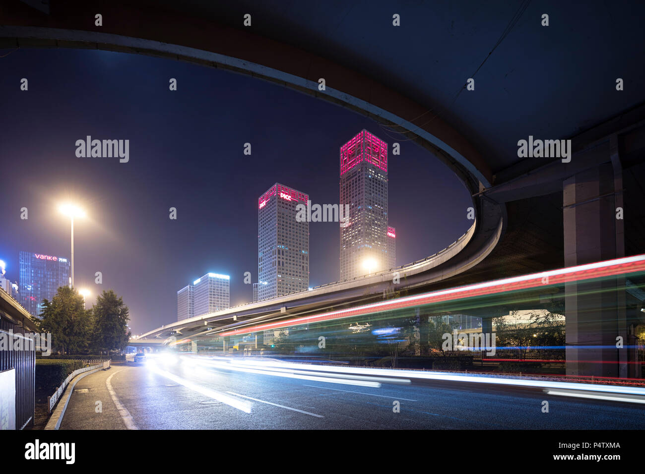 La Chine, Beijing, quartier central des affaires et trafic de nuit Banque D'Images
