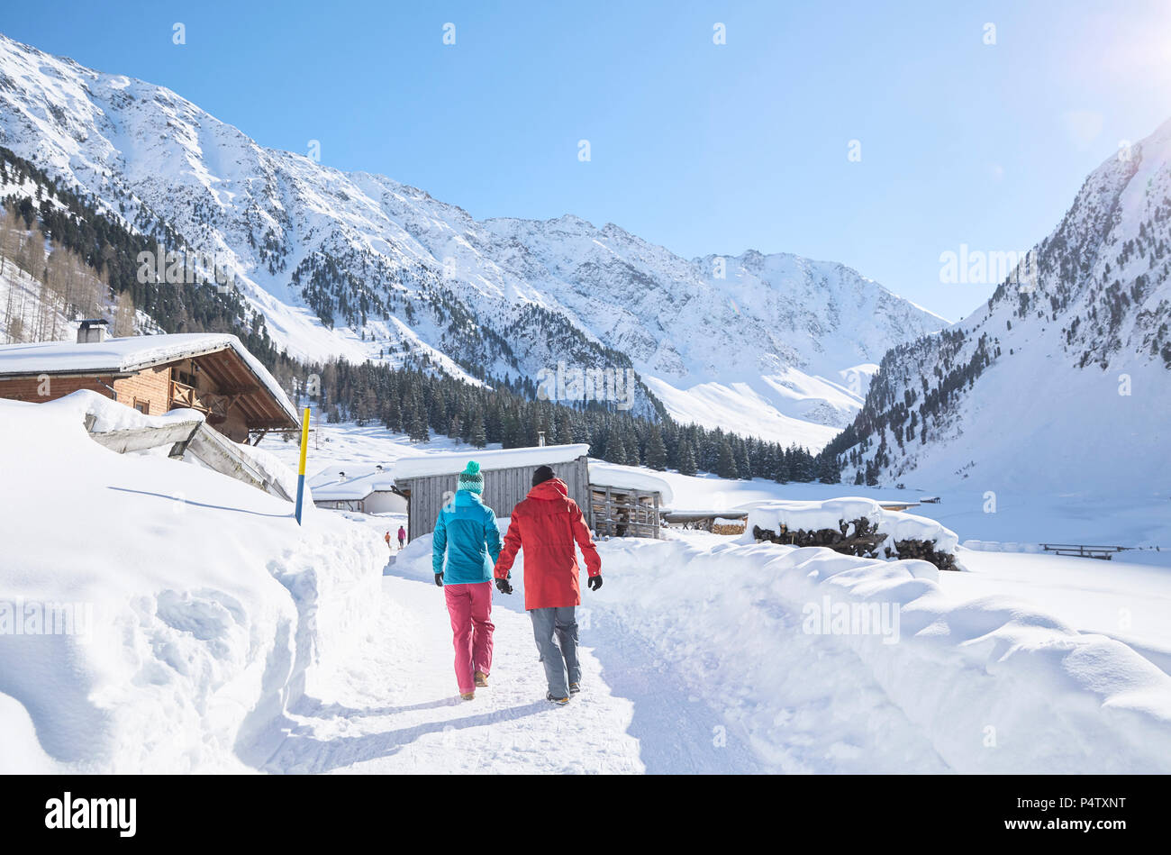 Couple marchant dans un paysage couvert de neige Banque D'Images