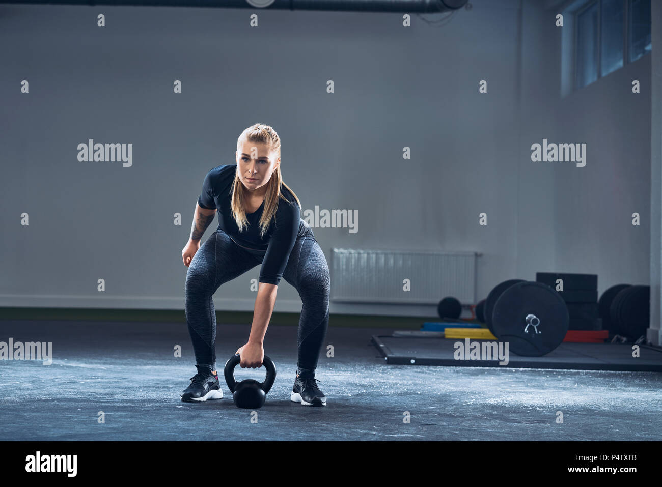 Femme l'entraînement avec kettlebell at gym Banque D'Images