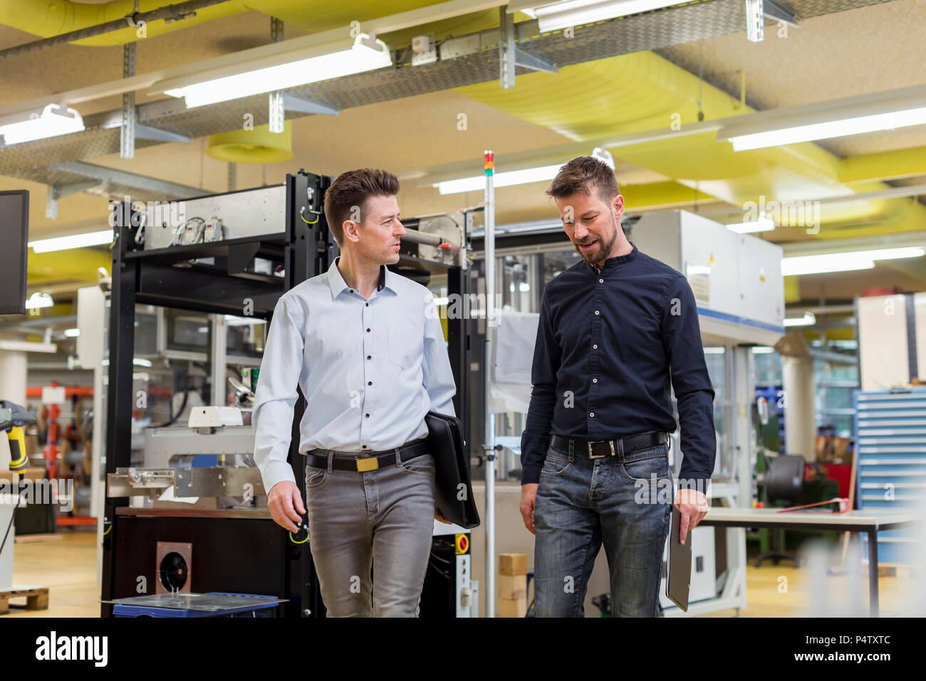 Deux hommes parlant en usine Banque D'Images