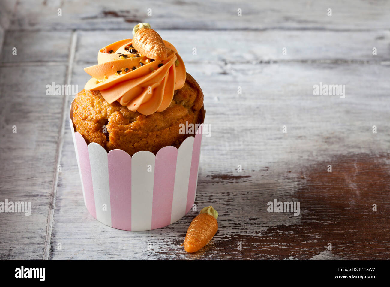 Carotte cup cake garni de sucre, nappage et carotte en massepain Banque D'Images