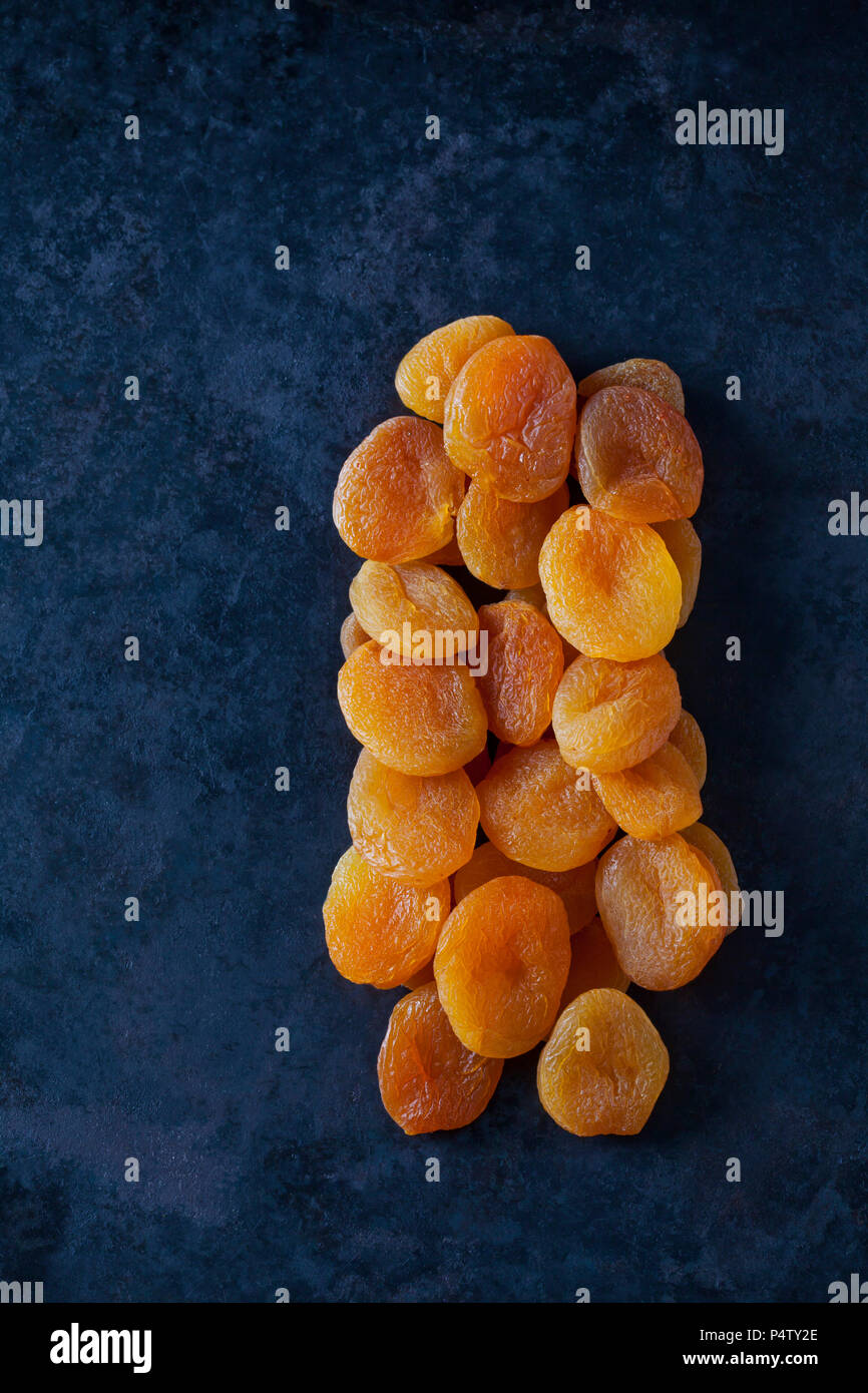 Abricots secs sur la masse sombre Banque D'Images