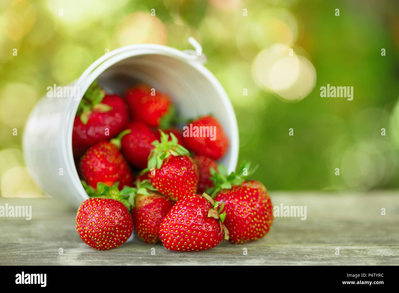 Une fraise mûre sur table en bois Banque D'Images