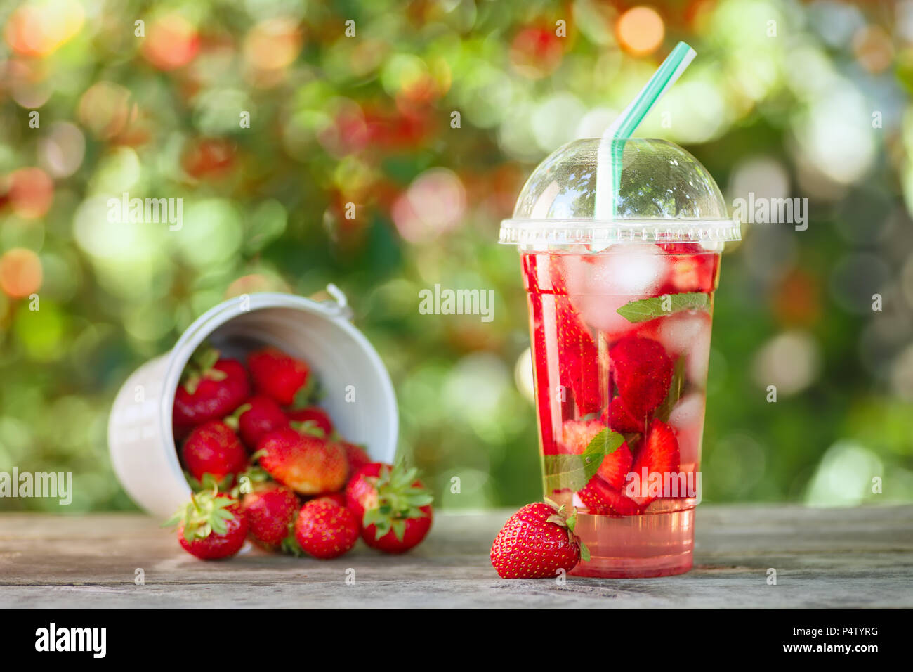 En verre de limonade aux fraises en plastique Banque D'Images