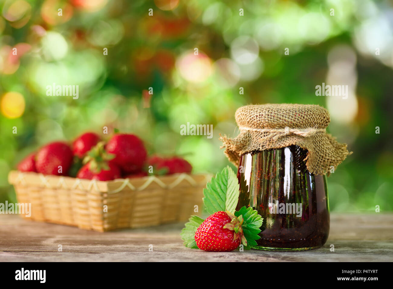 La confiture de fraise dans le jar Banque D'Images