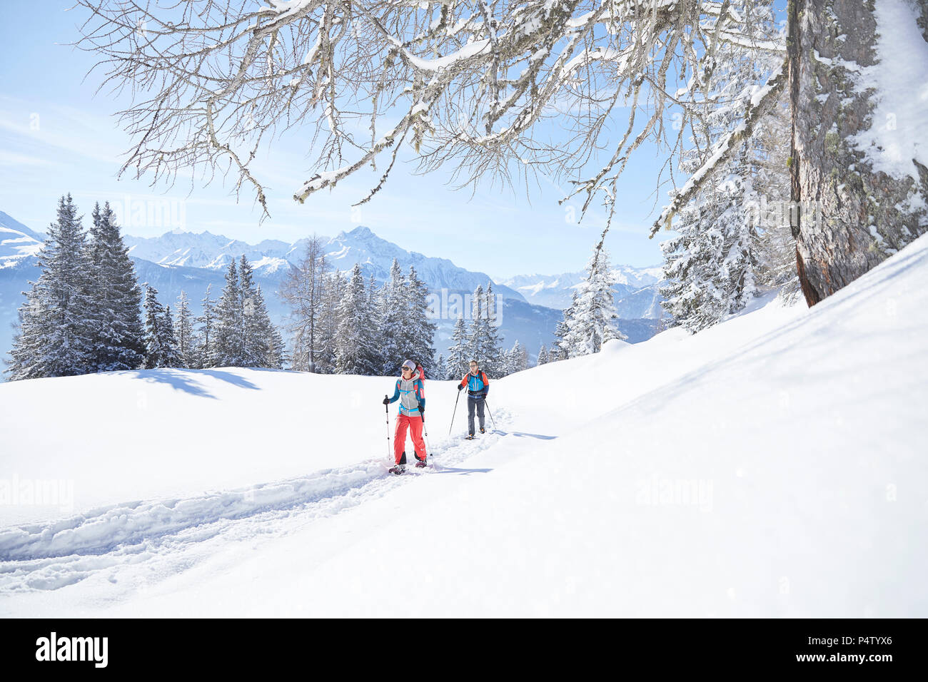 Autriche, Tyrol, couple snowshoeing Banque D'Images