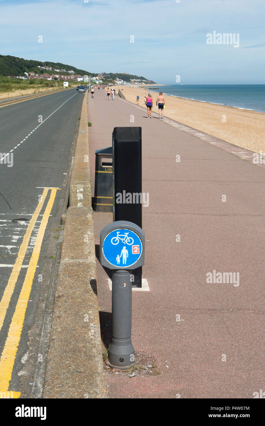 Des interdictions de stationnement sur Princess Parade, Hythe, dans le Kent. Banque D'Images