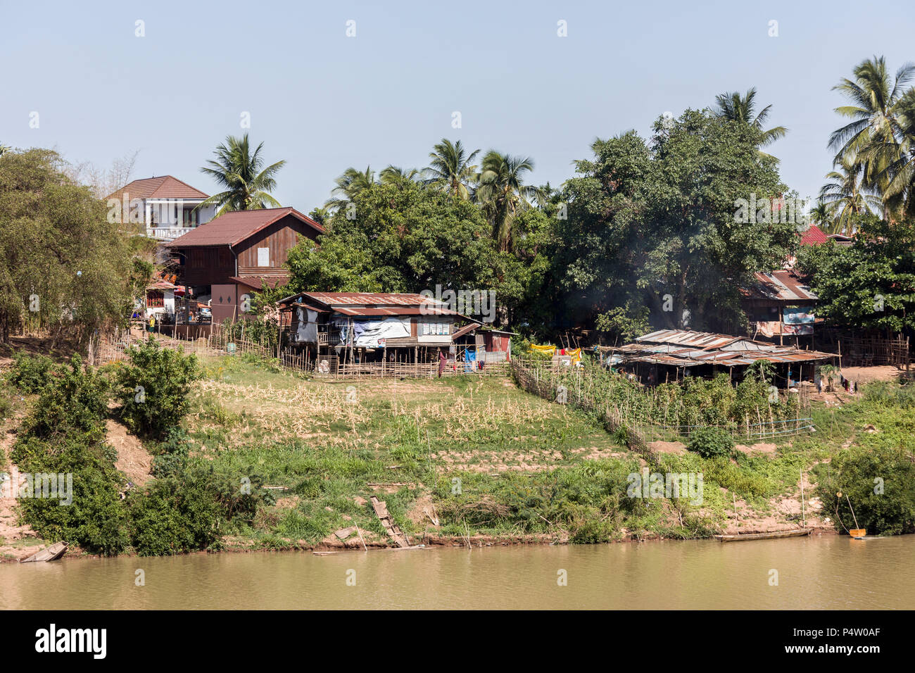 Quelques maisons en bordure de rivière, le Mékong, Pakse, Laos Banque D'Images