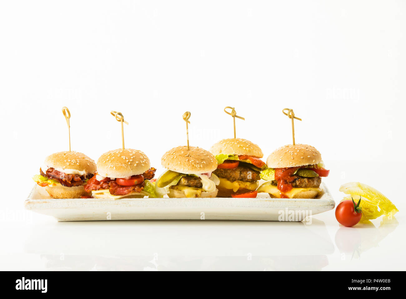 Mini Burger, Burger vor weißem Hintergrund Banque D'Images