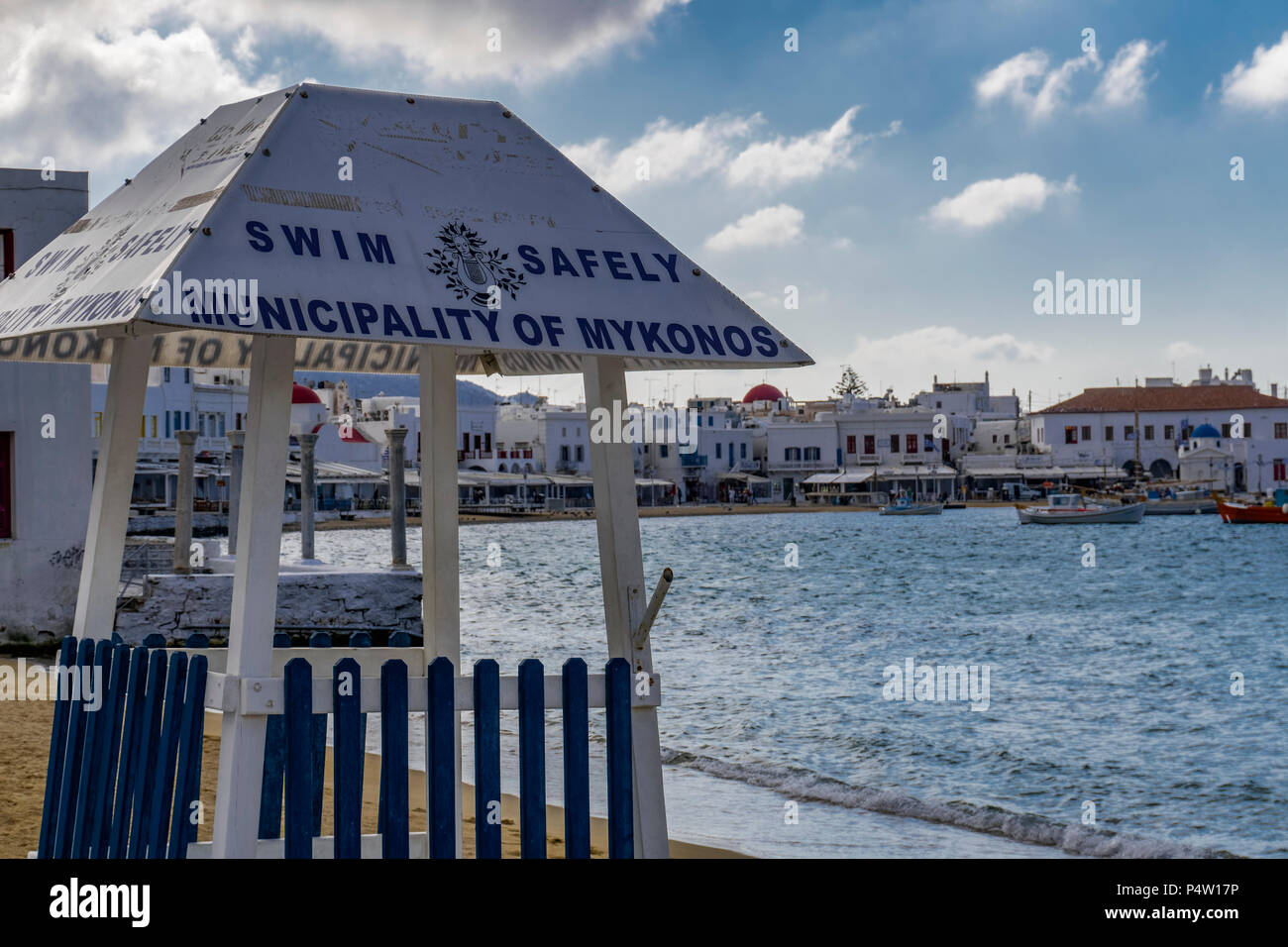 Mykonos, Grèce nager en toute sécurité beach sign. Municipalité de Mykonos signe sur lifeguard tower at public beach avec fond vue front de mer. Banque D'Images