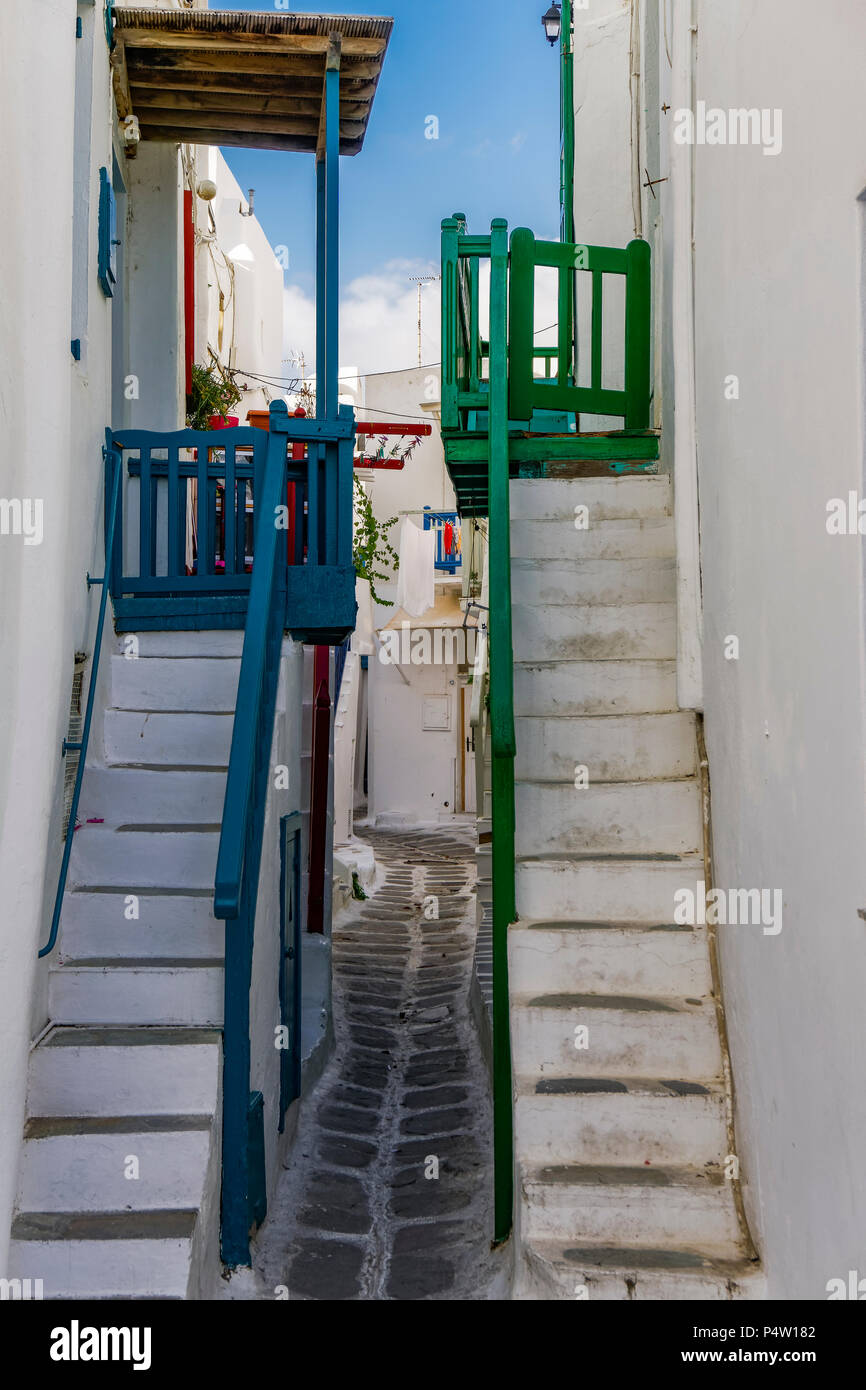 Mykonos, Grèce ruelles blanchies à la chaux. Ruelles étroites parsemées traditionnel avec des balcons et escaliers blancs peints à la ville de Mykonos (Chora). Banque D'Images