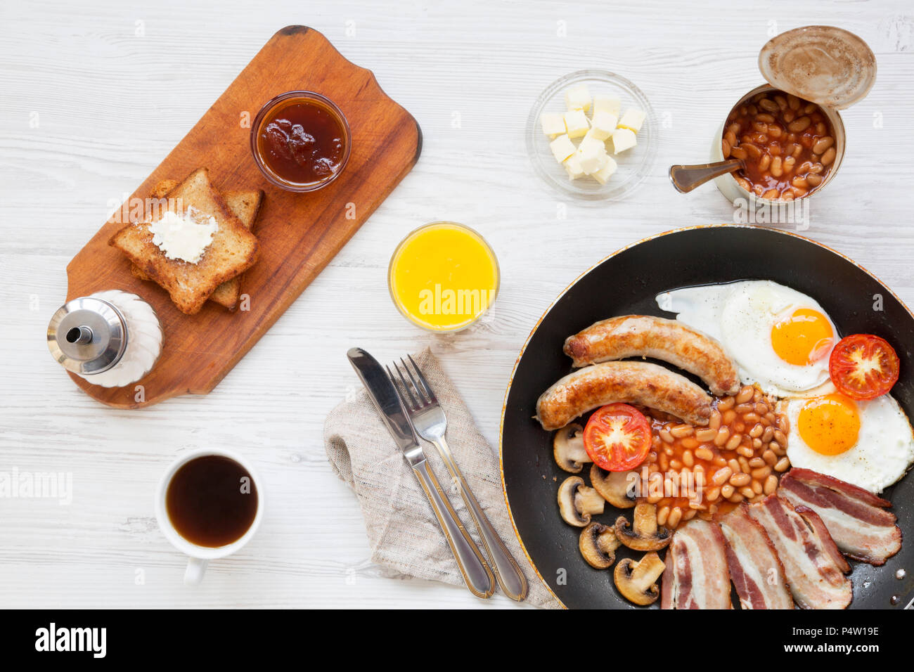 Le petit déjeuner anglais complet dans une casserole avec les œufs, bacon, haricots, saucisses