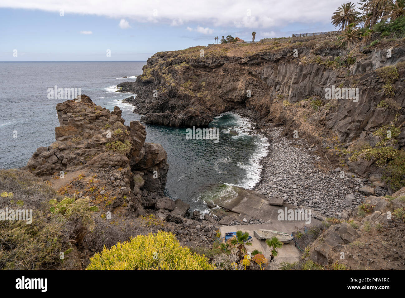 Vue sur la plage Playa de los Barqueros dans la partie nord de Tenerife, à Buenavista del Norte et sa formation de roches volcaniques le long de la mer. Banque D'Images
