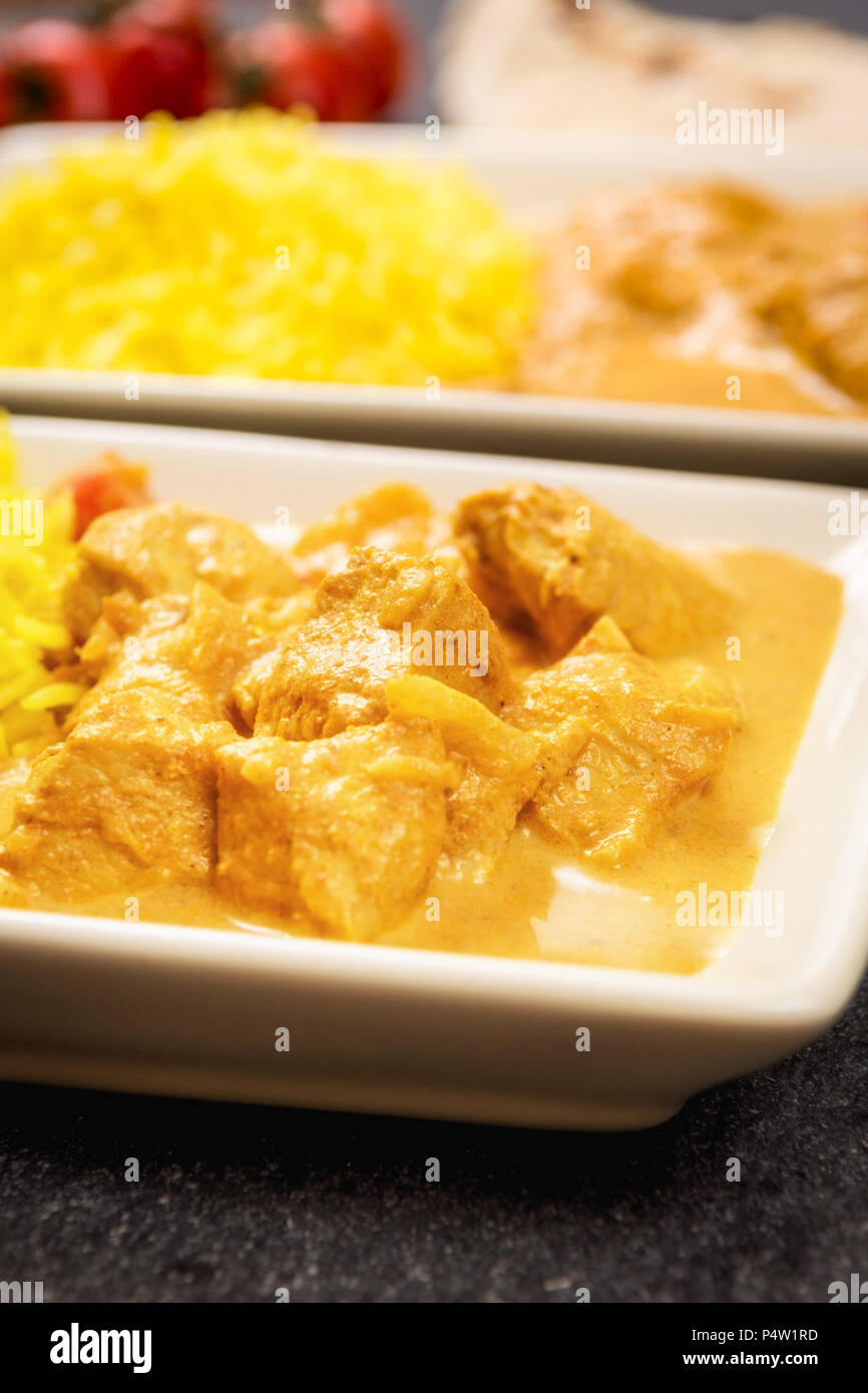 Beurre masala poulet avec riz au jasmin et chapati Banque D'Images