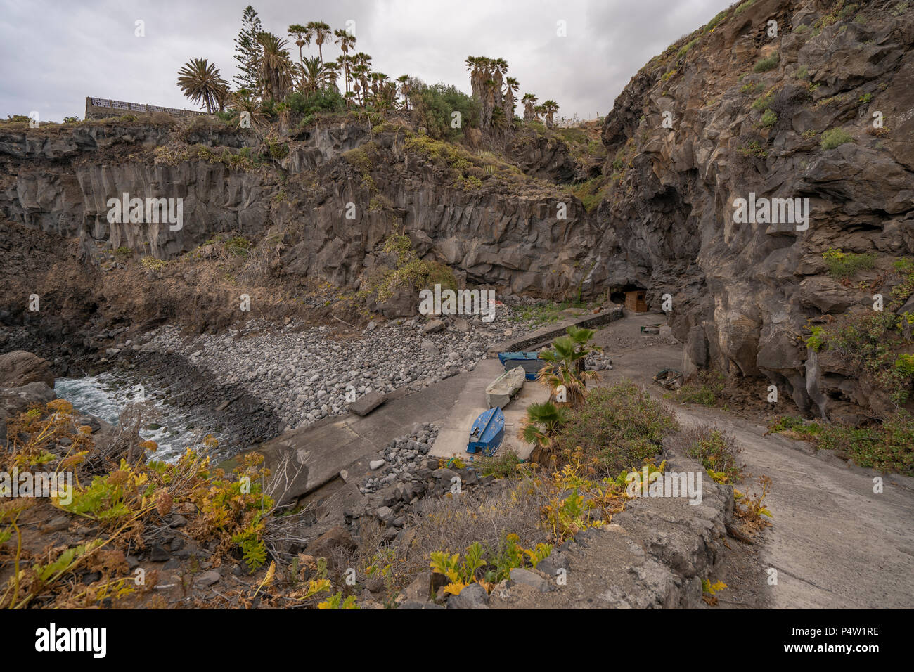 Vue sur la plage Playa de los Barqueros dans la partie nord de Tenerife, à Buenavista del Norte et sa formation de roches volcaniques le long de la mer. Banque D'Images