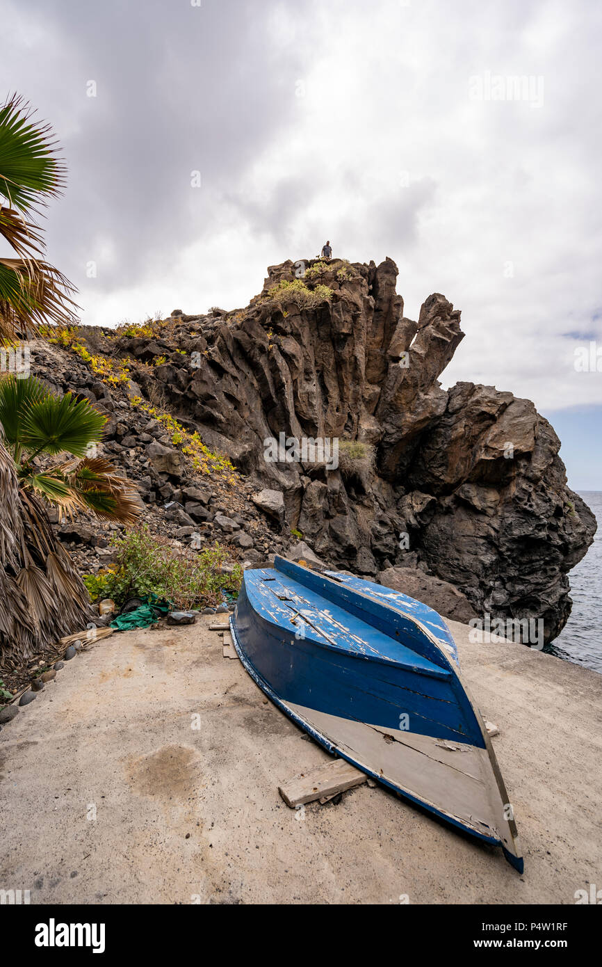Vue sur la plage Playa de los Barqueros dans la partie nord de Tenerife, à Buenavista del Norte et sa formation de roches volcaniques le long de la mer. Banque D'Images