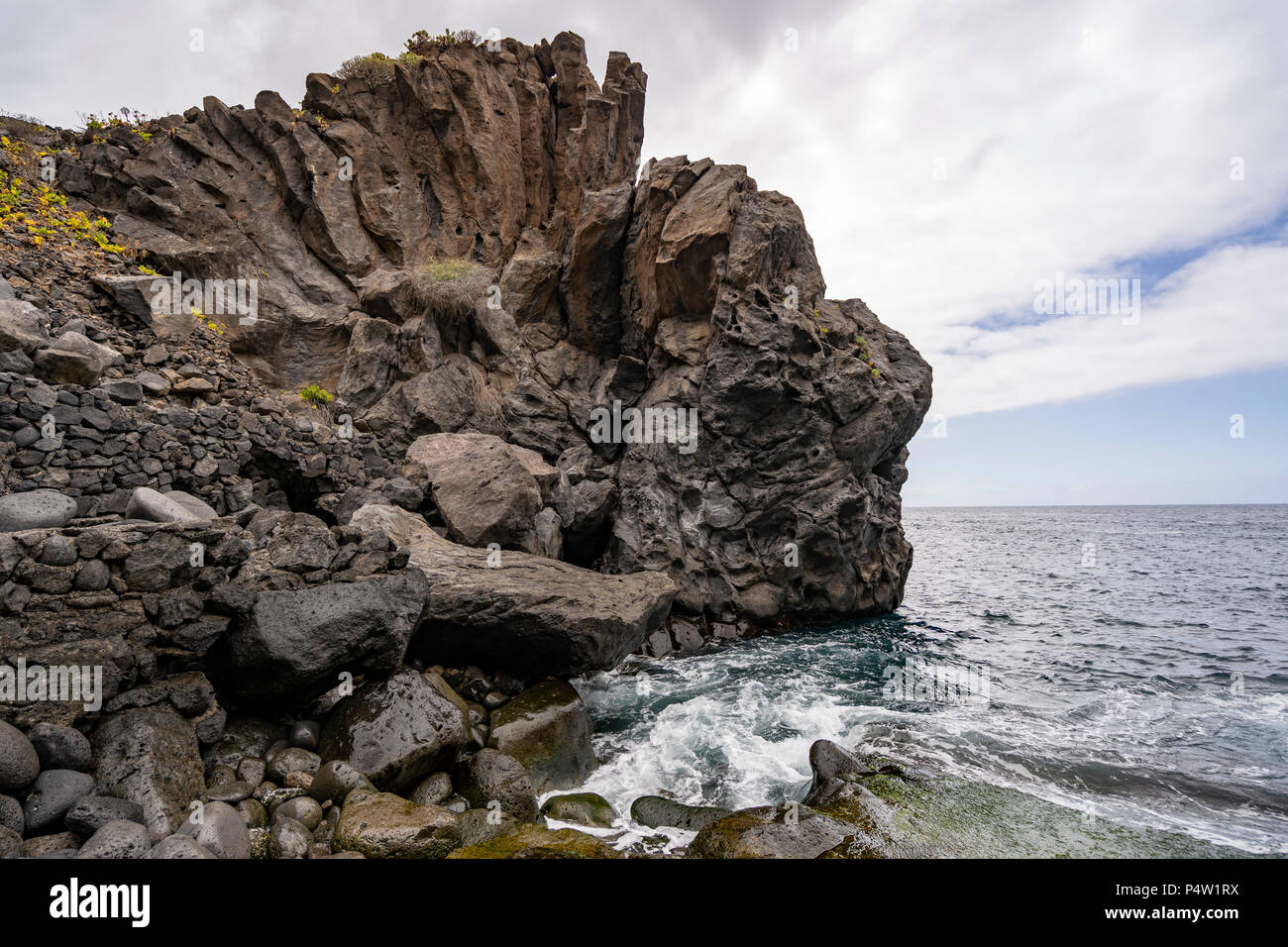Vue sur la plage Playa de los Barqueros dans la partie nord de Tenerife, à Buenavista del Norte et sa formation de roches volcaniques le long de la mer. Banque D'Images