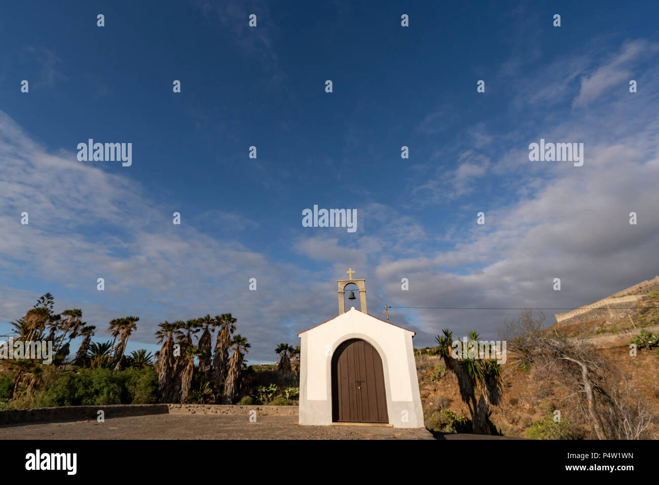 Vue sur la plage Playa de los Barqueros dans la partie nord de Tenerife, à Buenavista del Norte et sa formation de roches volcaniques le long de la mer. Banque D'Images
