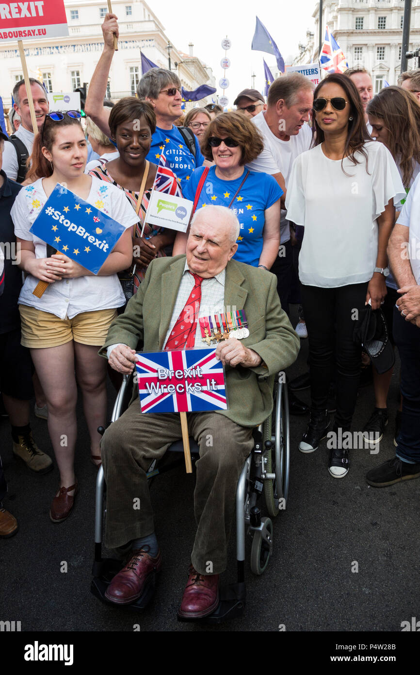 Londres, Royaume-Uni. 23 Juin 2018.Anti-Brexit mars et rassemblement pour un vote du peuple dans le centre de Londres. 96 ans, un ancien combattant de la Deuxième Guerre mondiale Stephen Goodall à la tête de la parade. Banque D'Images