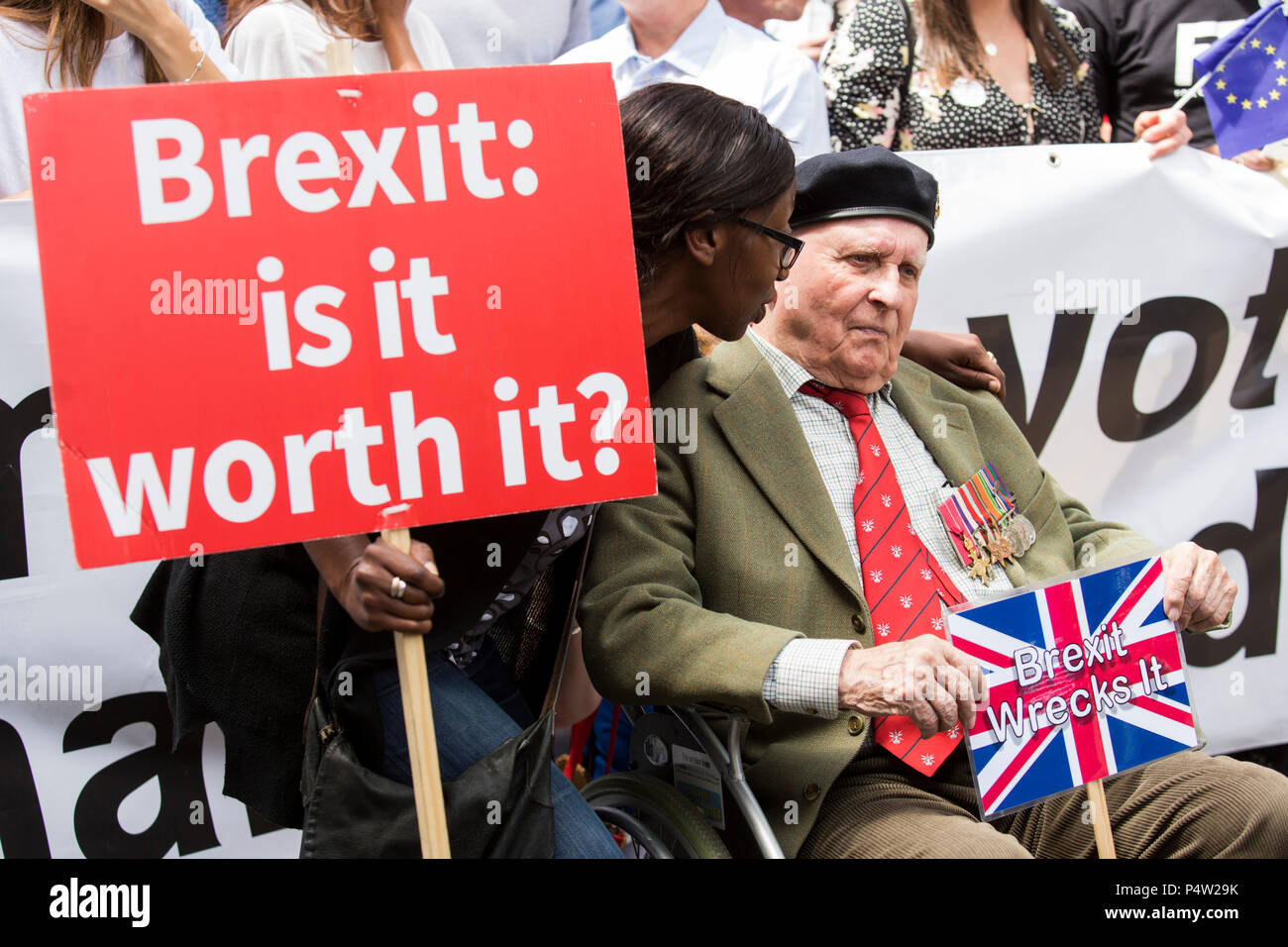 Londres, Royaume-Uni. 23 Juin 2018.Anti-Brexit mars et rassemblement pour un vote du peuple dans le centre de Londres. 96 ans, un ancien combattant de la Deuxième Guerre mondiale sur la Stephen Goodall mars. Banque D'Images