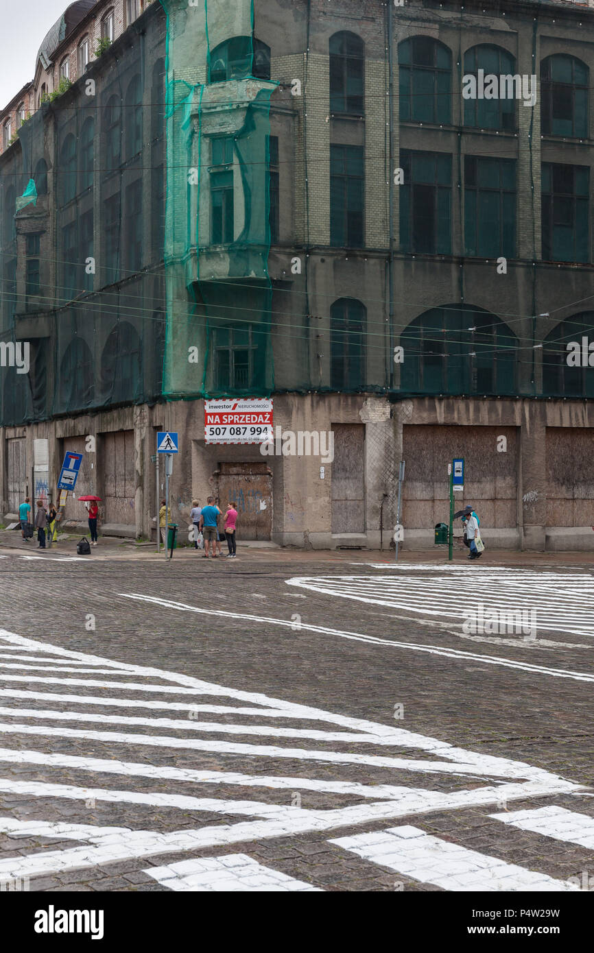 Szczecin, Pologne, façade d'un ancien bâtiment est protégé par un filet de chute de pièces Banque D'Images