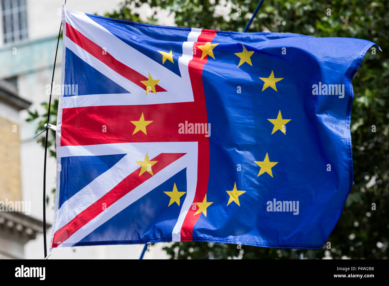 Londres, Royaume-Uni. 23 Juin 2018.Anti-Brexit mars et rassemblement pour un vote du peuple dans le centre de Londres. D'un drapeau formé de l'union flag et le drapeau de l'Union européenne. Banque D'Images