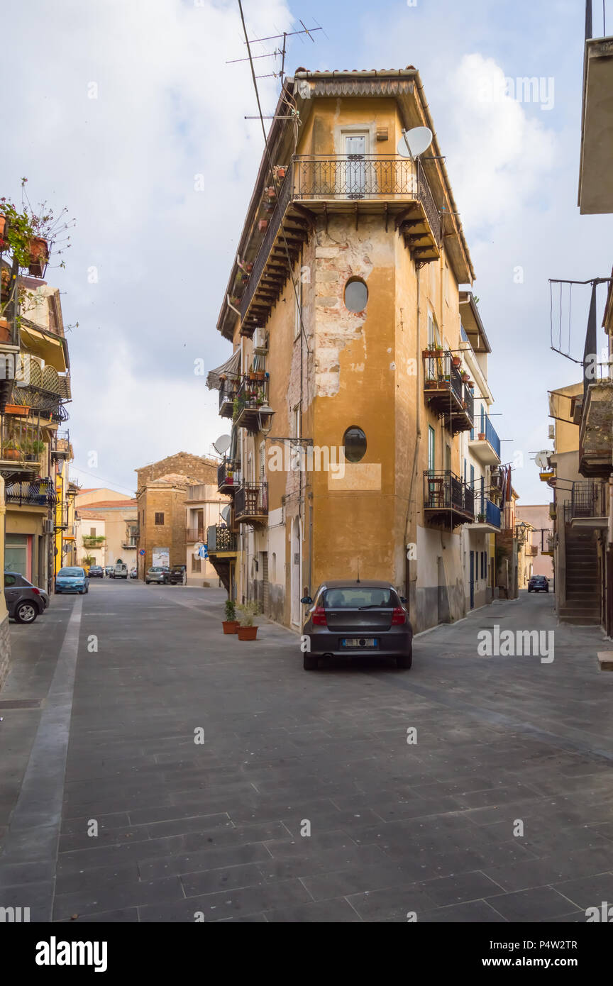 Bloc de maisons pris entre une fourchette de deux routes dans la ville de Santo Stefano di Camastra en Sicile du nord Banque D'Images