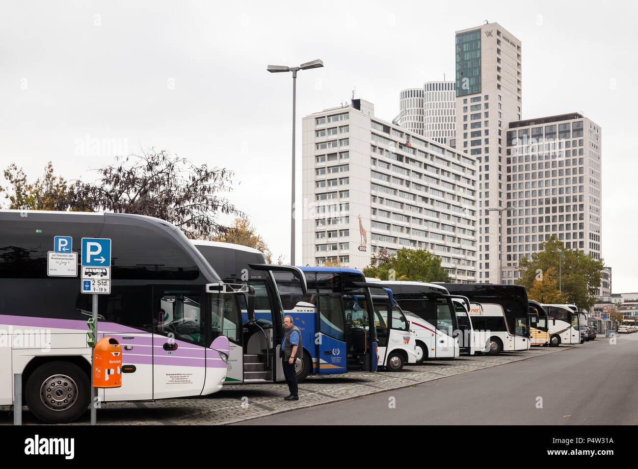 Berlin Allemagne Les Entraineurs Parc A La Gare Zoologischer