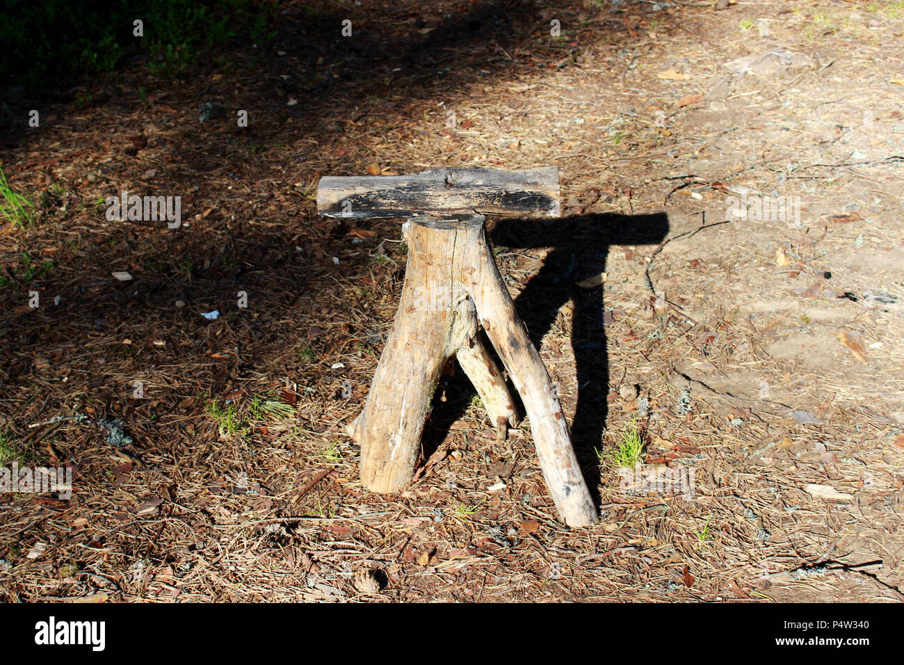 Un tabouret faite d'un tronc d'arbre avec une fourchette. des meubles  vivant dans la forêt. Chaise en bois Photo Stock - Alamy
