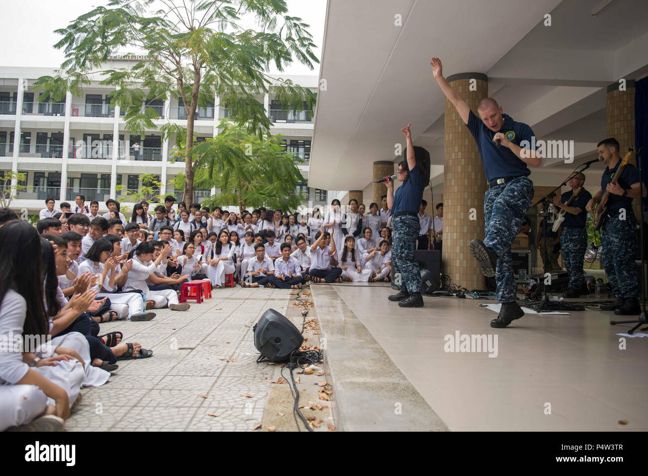 DA nang, Vietnam (09 mai 2017) La 7ème flotte américaine, la bande Extrême-Orient Edition, effectue à Phan Chau Trinh High School dans le cadre du Partenariat du Pacifique 2017. Partenariat du Pacifique est la plus grande rencontre annuelle l'aide humanitaire multilatérale et des secours de la protection civile a effectué une mission dans le Pacifique-Indo-Asia et vise à améliorer la coordination régionale dans des domaines tels que les soins médicaux et de la protection civile de l'état de préparation pour l'homme et des catastrophes naturelles. Banque D'Images