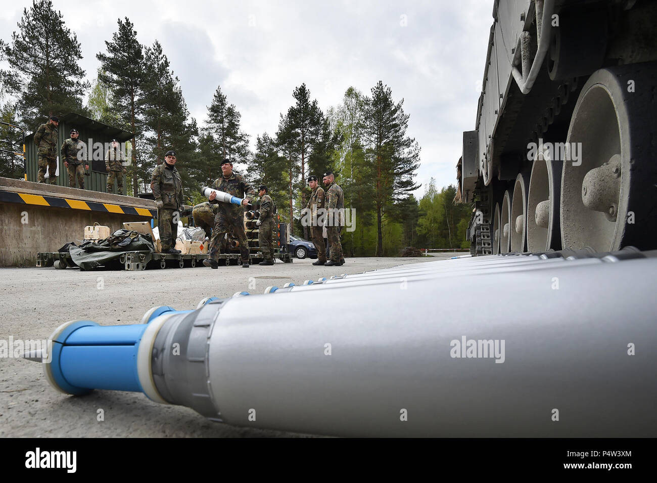 L'Allemagne de l'équipe reçoit des munitions pour son Leopard 2A6 avant d'effectuer l'opération offensive lane au cours de l'Europe forte Défi du réservoir (CEEC) lors de la 7e formation de l'Armée de la commande Zone d'entraînement Grafenwoehr, Allemagne, le 09 mai, 2017. La Commission nationale de l'économie est organisée conjointement par l'Europe de l'armée américaine et l'armée allemande, 12 mai 2017. Le concours est conçu pour projeter une présence dynamique, favoriser le partenariat militaire, de promouvoir l'interopérabilité, et fournit un environnement de partage de tactiques, techniques et procédures. Six pelotons de l'OTAN et les pays partenaires sont dans la compétition. Banque D'Images