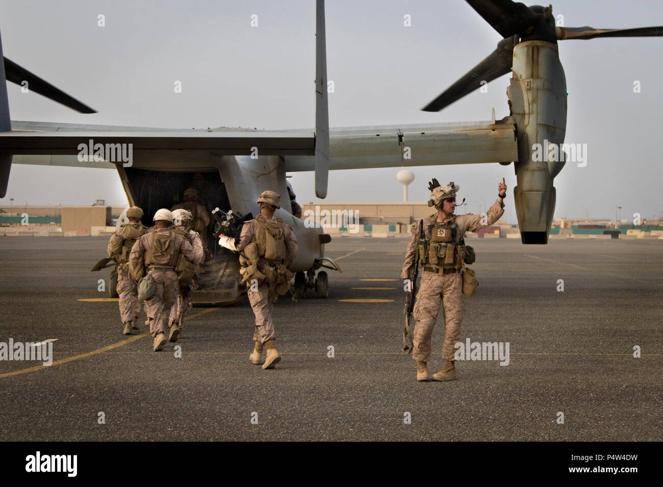 Les Marines américains sur l'entrée d'un MV-22 Osprey après un exercice de formation conjointe avec les Marines du milieu marin de l'escadron à rotors basculants - 364 (VMM-364) et le U.S. Army combat medics, avec le 86e Hôpital de soutien au combat, au Camp Arifjan, au Koweït, le 8 mai 2017. Banque D'Images