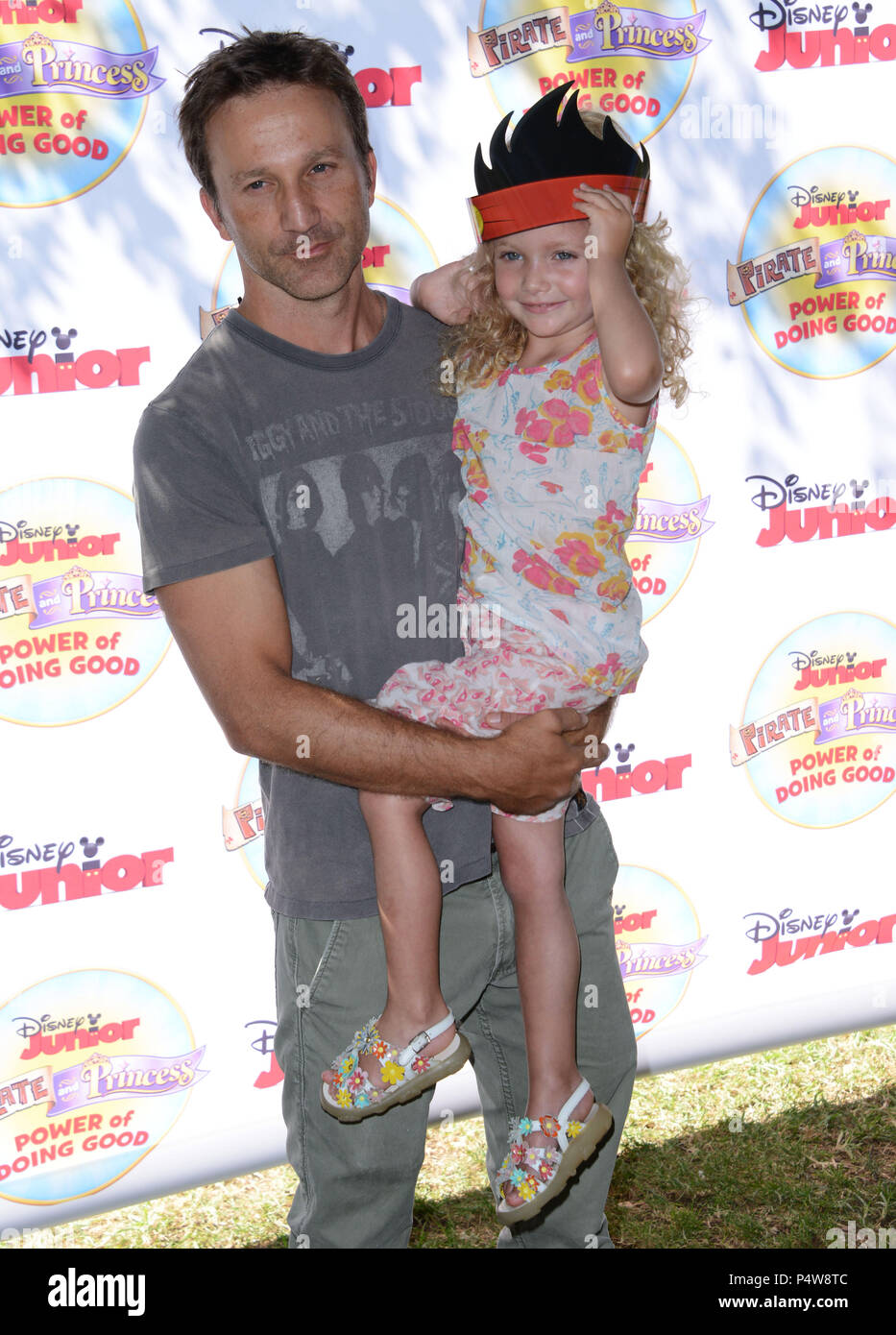 BRECKIN MEYER  + fille CLOVER au Pirate & Princess : le pouvoir de faire du bien à la visite du parc Brookside. de Pasadena.BRECKIN MEYER  + fille trèfle ------------- Red Carpet Event, Vertical, USA, Cinéma, Célébrités, photographie, Bestof, Arts, Culture et divertissement, Célébrités Topix fashion / Vertical, Best of, événement dans la vie d'Hollywood, Californie - Tapis rouge et en backstage, USA, Cinéma, Célébrités, cinéma, télévision, Célébrités célébrités musique, photographie, Arts et culture, Bestof, divertissement, Topix, verticale de la famille de l'année 2014, enquête tsu Banque D'Images