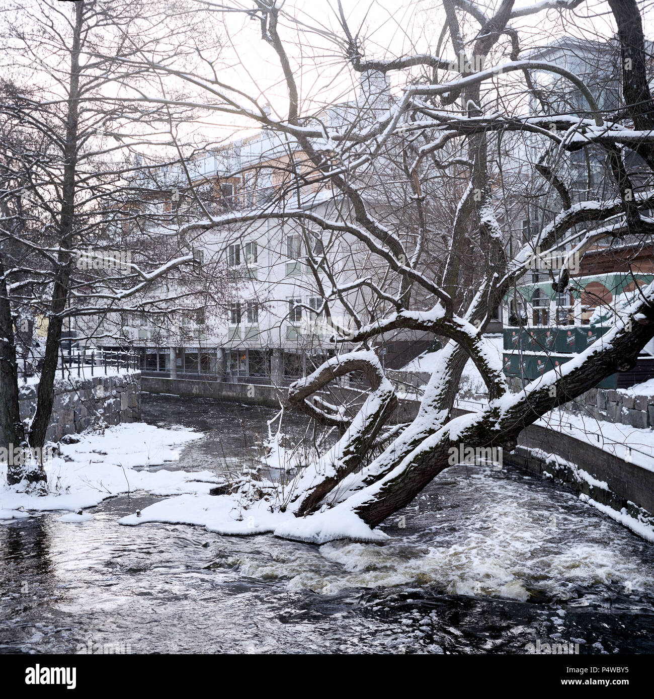 Le petit ruisseau qui traverse la ville de Norrtalje 50 miles au nord de Stockholm, photographié pendant trois saisons, hiver, printemps et automne. Banque D'Images