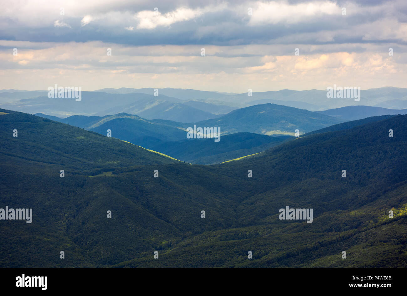 Rolling hills loin dans la distance. de beaux paysages de montagnes paysage estival. Banque D'Images