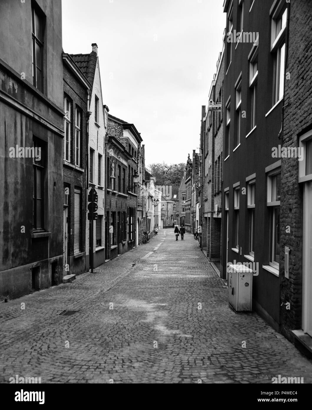 Bruges, Belgique - 28 Avril 2018 : une photo en noir et blanc d'une rue pavée la Huidenvettersplein Banque D'Images