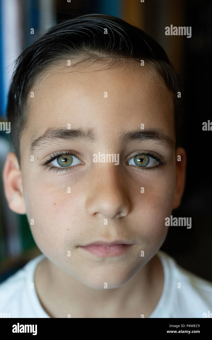Garcon Avec De Beaux Yeux Verts Photo Stock Alamy Garcon Avec De Beaux Yeux Verts Photo Stock Alamy