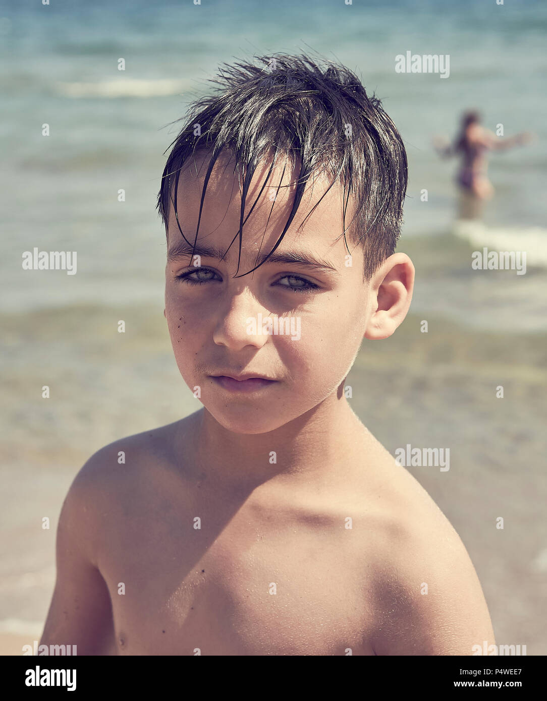 Garcon Avec De Beaux Yeux Verts Sur La Plage Photo Stock Alamy