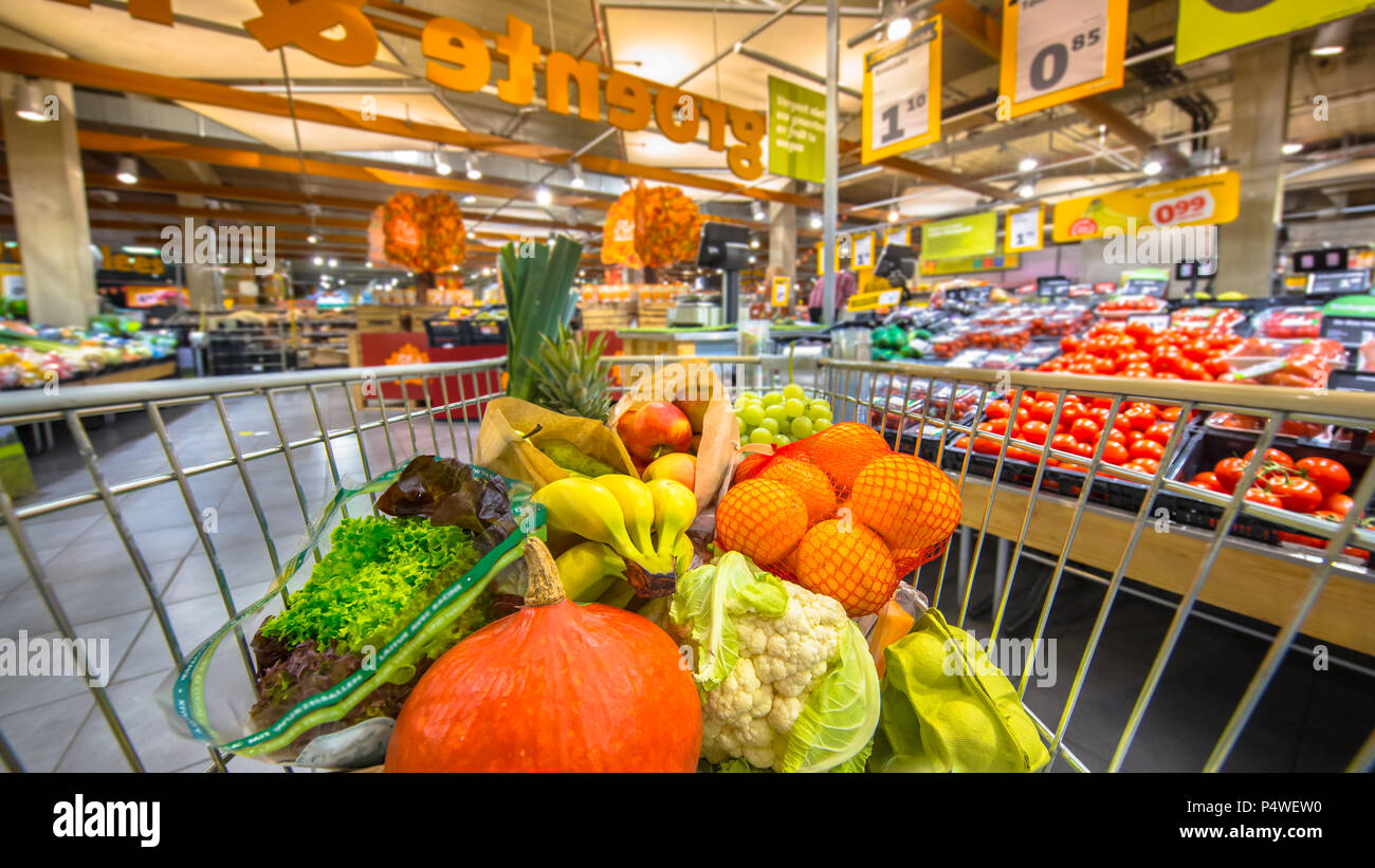 Épicerie le chariot de supermarché rempli de produits alimentaires frais et sain du point de l'avis des consommateurs sur les fruits et légumes se Banque D'Images