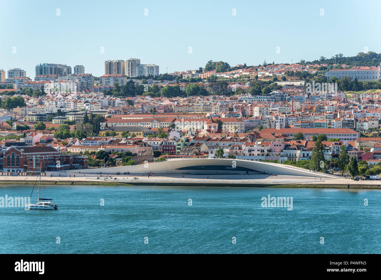 Lisbonne, Portugal - Mai 19, 2017 : Avis de la ville de Lisbonne depuis le navire de croisière sur le Tage, au Portugal. Musée d'art, l'architecture et de la technologie (MA Banque D'Images