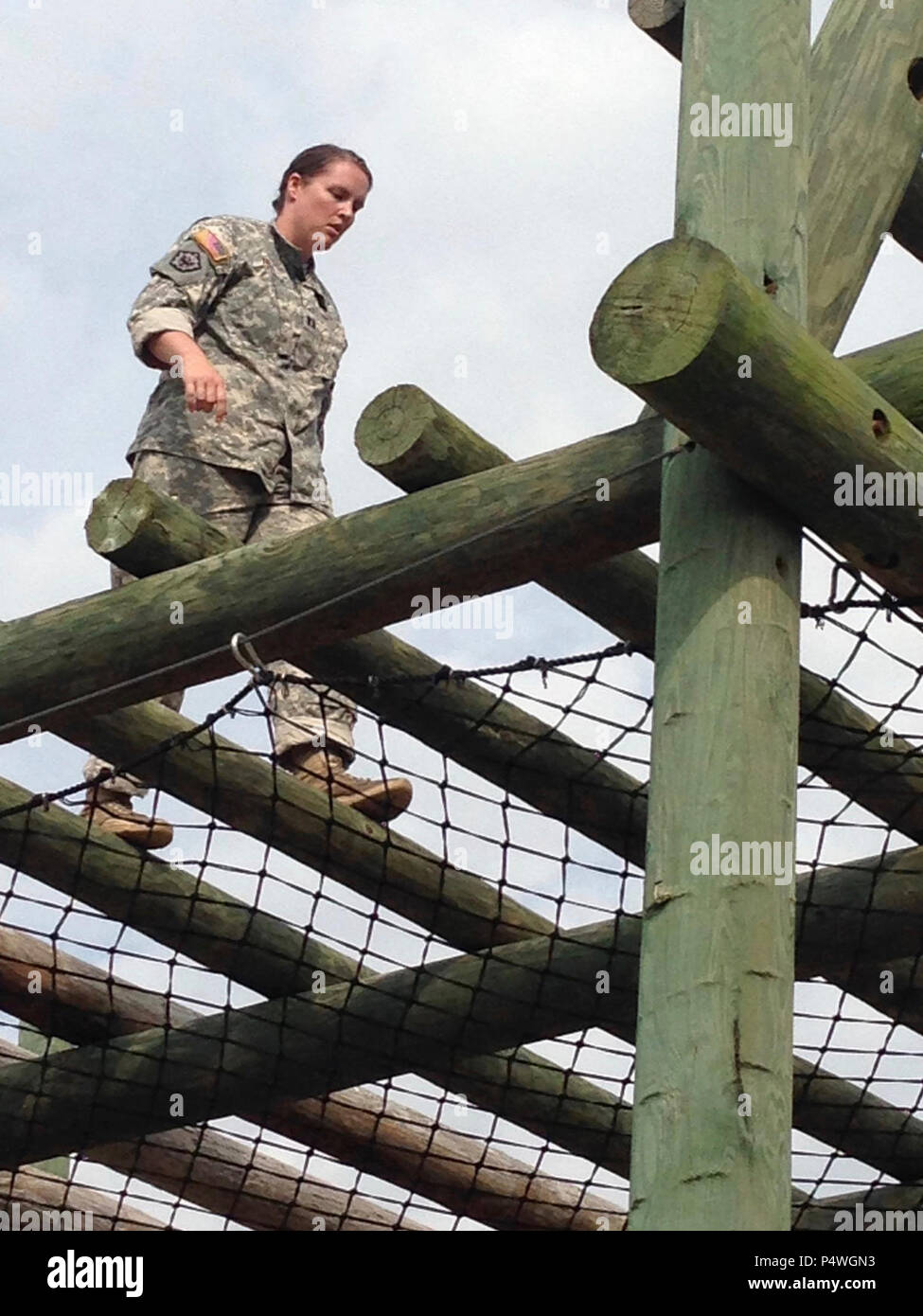 Texas Army National Guard soldat, le Capt Jennifer Inciarte, passe son chemin sur le premier obstacle défi au cours de jour zéro Air Assault school, Camp Gruber, Centre de formation, en Oklahoma, Bragg 9 mai 2017. Agression de l'armée de l'air est une école de 10 jours destiné à préparer les soldats à l'insertion, l'évacuation, et pathfinder missions qui nécessitent l'utilisation d'hélicoptères d'assaut et de transport polyvalent. Banque D'Images