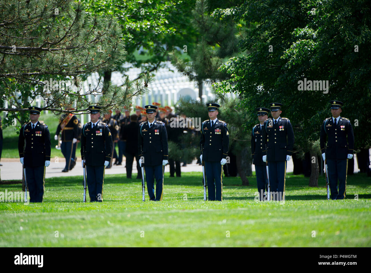 Les membres du Régiment d'infanterie américain 3d (la vieille garde) participer à la service de l'armée américaine pour le s.. Mark De Alencar, un sergent d'armes des Forces spéciales attribuées à 1er Bataillon, 7e Special Forces Group (Airborne), dans le Cimetière National d'Arlington, Arlington, Va., le 10 mai 2017. De Alencar est enterré dans la section 60 avec tous les honneurs militaires. Banque D'Images