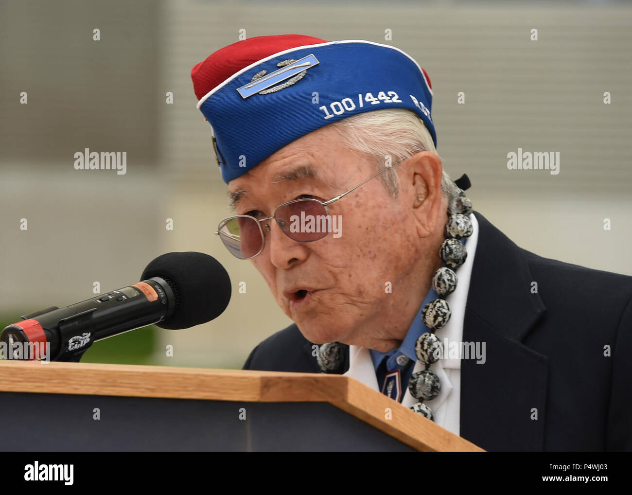 Ancien combattant de la Deuxième Guerre mondiale, M. Yoshio Nakamura C., parle de son expérience dans un camp de détention japonais avant de s'enrôler dans les Forces armées dans le cadre de la légendaire équipe de combat régimentaire 442E, un Japonais-américain tous, au cours de l'unité de l'espace et les systèmes de missiles américains de l'Asie du Centre et des îles du Pacifique avec un événement du Mois du patrimoine tenue à Los Angeles Air Force Base à El Segundo, Californie, le 9 mai 2017. La diversité et l'inclusion sont des multiplicateurs de force et les impératifs de la sécurité nationale. La prise de décision de l'Armée de l'air et les capacités opérationnelles sont renforcées par la diversité et l'inclusion dans ou Banque D'Images