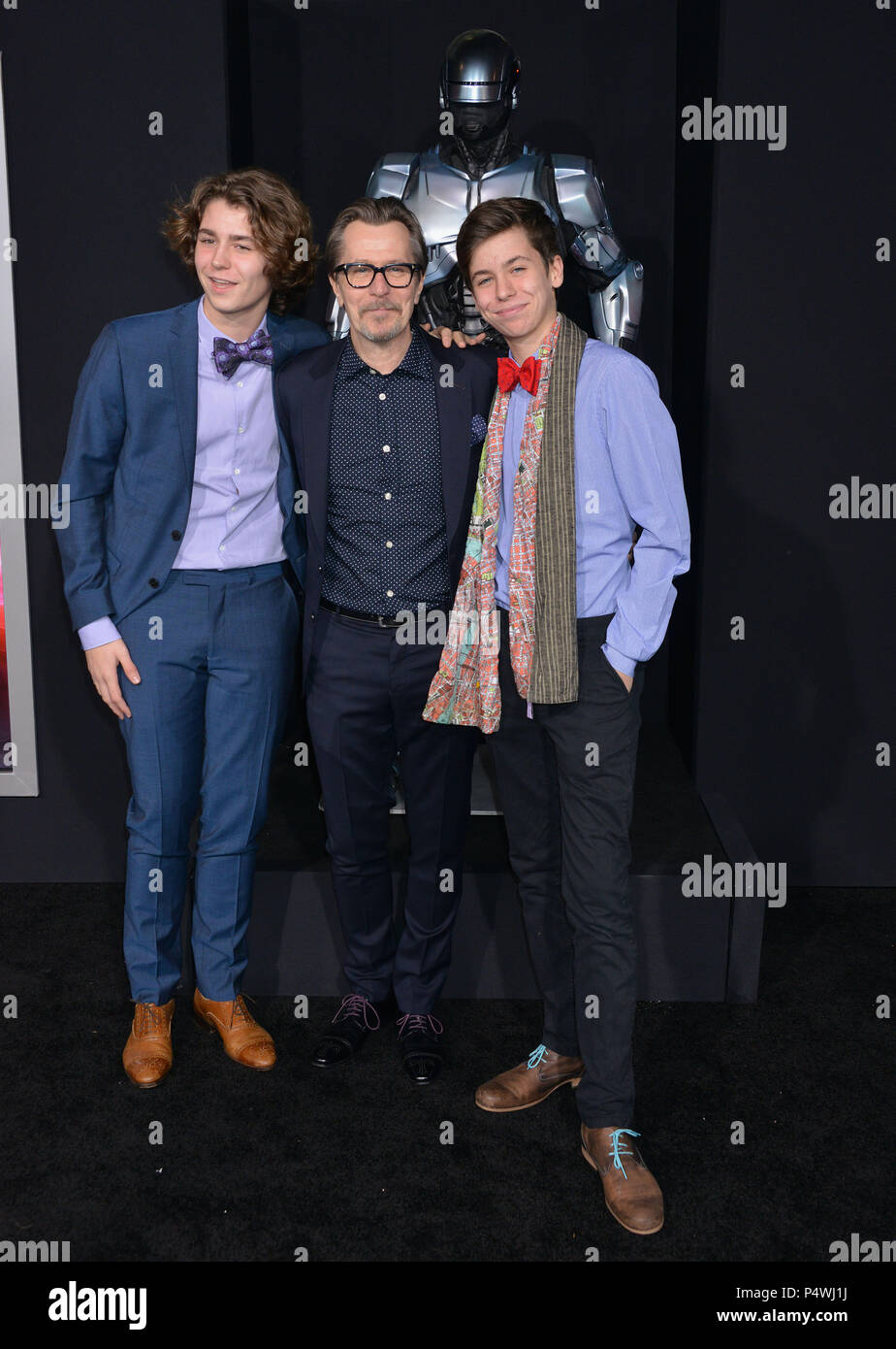 Gary Oldman (C) et fils Gulliver Flynn Oldman (L) et Charlie Oldman John arrivant à Robocop première au théâtre chinois de Grauman à Los Angeles.Gary Oldman 141 ------------- Red Carpet Event, Vertical, USA, Cinéma, Célébrités, photographie, Bestof, Arts, Culture et divertissement, Célébrités Topix fashion / Vertical, Best of, événement dans la vie d'Hollywood, Californie - Tapis rouge et en backstage, USA, Cinéma, Célébrités, cinéma, télévision, Célébrités célébrités musique, photographie, Arts et culture, Bestof, divertissement, Topix, verticale de la famille de l'année 2014, en , Banque D'Images