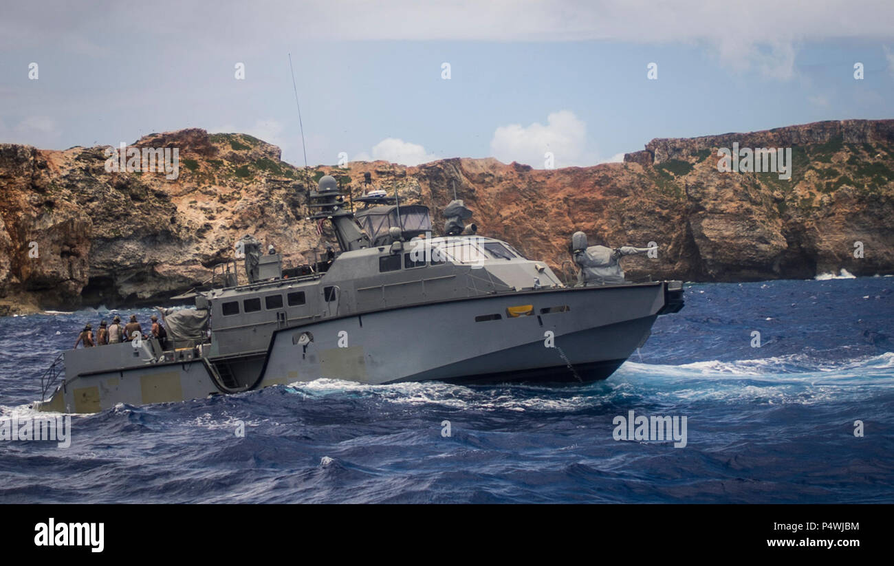 Les marins affectés à l'unité mobile de destruction des engins explosifs (5) 142 EODMU5 peloton et fluviales côtières Groupe 1 pratique du détachement de déminage du port de Guam en utilisant les techniques des véhicules sous-marins téléguidés déployée à partir d'un MK VI le bateau de patrouille dans l'océan Pacifique le 10 mai 2017. EODMU5 est actuellement en train de tester sa capacité à déployer des actifs de différentes plates-formes, y compris des hélicoptères et des bateaux de patrouille, d'augmenter son interopérabilité adaptative. EODMU5 mène la lutte contre les mines, engins explosifs improvisés, les opérations de sécurité rend les dangers d'explosion et désarme explosifs sous-marins comme les mines. Banque D'Images