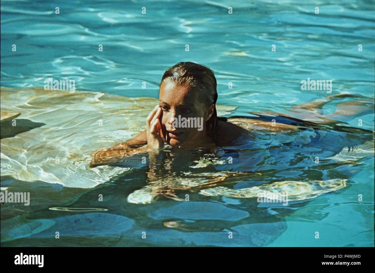 Titre original : LA PISCINE. Titre en anglais : PISCINE, L. Directeur : Jacques Deray Film. Année : 1969. Stars : Romy SCHNEIDER. Credit : S.N.C/TRITONE / Album Banque D'Images