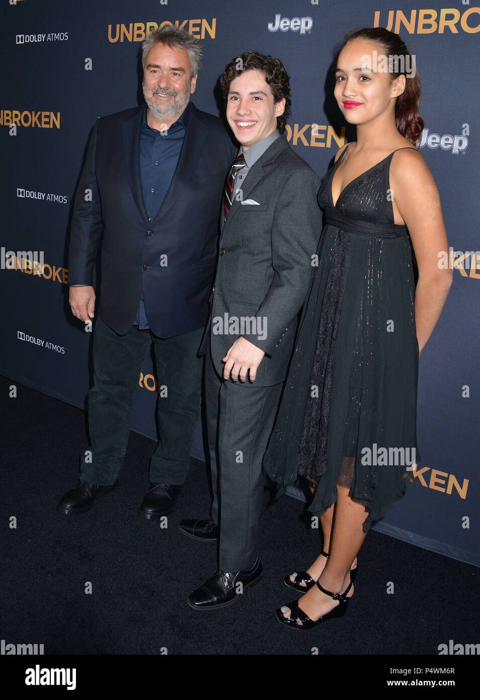 Luc Besson + Fille Shanna + John D'leo à la Premiere ininterrompue au Dolby Theatre de Los Angeles. 14 décembre 2014Luc Besson + Fille Shanna + John D'leo ------------- Red Carpet Event, Vertical, USA, Cinéma, Célébrités, photographie, Bestof, Arts, Culture et divertissement, Célébrités Topix fashion / Vertical, Best of, événement dans la vie d'Hollywood, Californie - Tapis rouge et en backstage, USA, Cinéma, Célébrités, cinéma, télévision, Célébrités célébrités musique, photographie, Arts et culture, Bestof, divertissement, Topix, verticale de la famille de l'année 2014, en , Banque D'Images